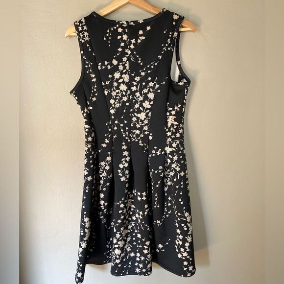 Ann Taylor NWOT sleeveless fit & flare black/cream dress 10 - Picture 2 of 8